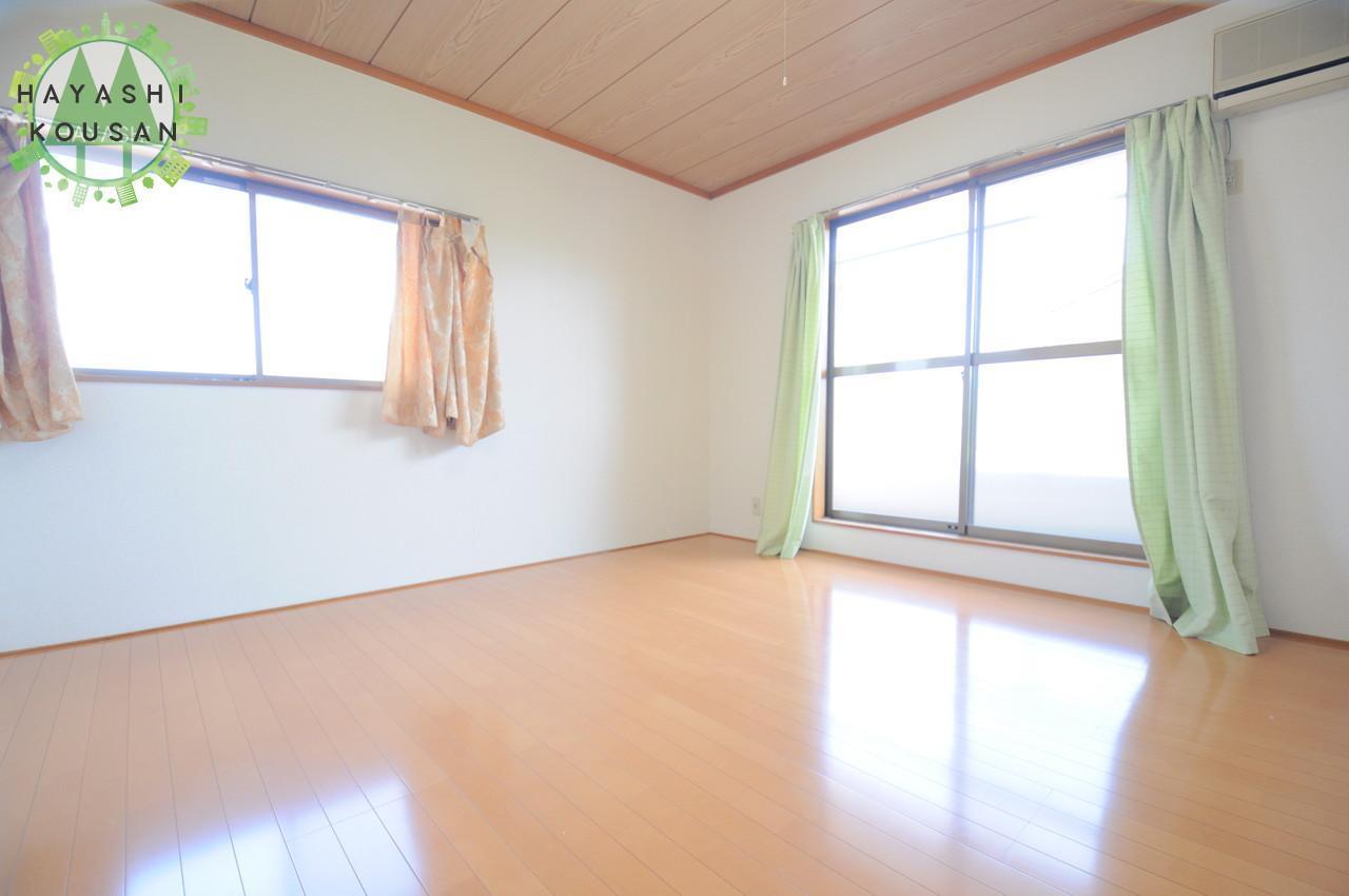 居室・リビング　角部屋二面採光です