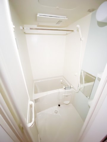 バス・シャワールーム　浴室乾燥付きなので梅雨時や洗濯物が多くても安心です。