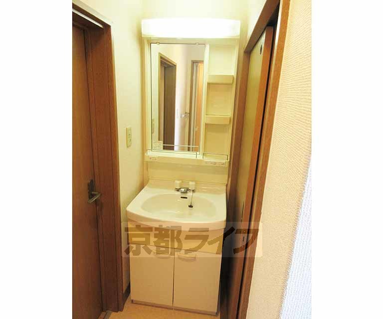 洗面設備　鏡台灯も付いてますね・