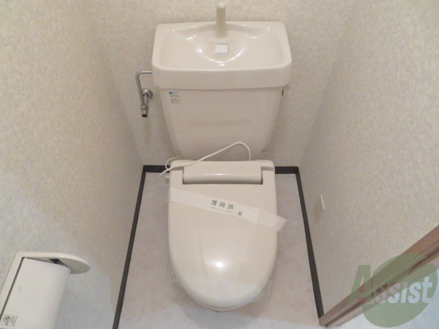 トイレ　トイレはこちらシンプルで清潔感がありますね。