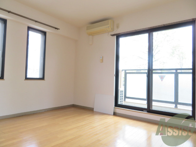 居室・リビング　日差しがたっぷり入り明るいお部屋ですよー。