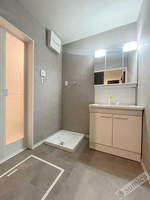 洗面設備　洗面台独立、洗髪洗面化粧台で朝の身支度もはかどります。