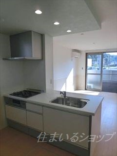 キッチン　３口ガスコンロ・グリル付きシステムキッチン