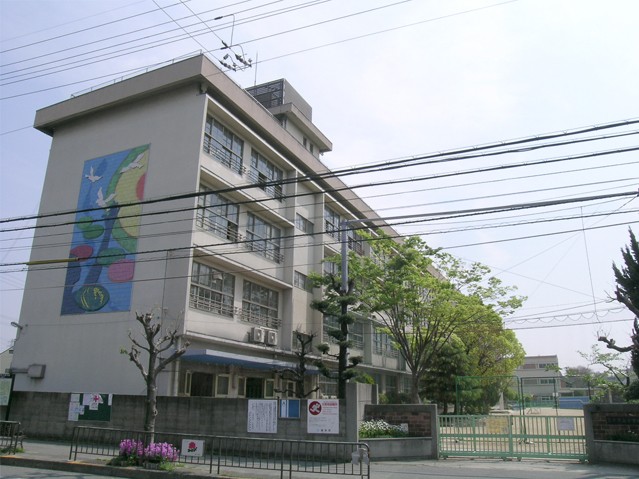 小学校　豊中市立小曽根小学校（小学校）まで357m