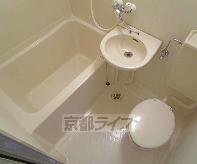 バス・シャワールーム　バスルームです。