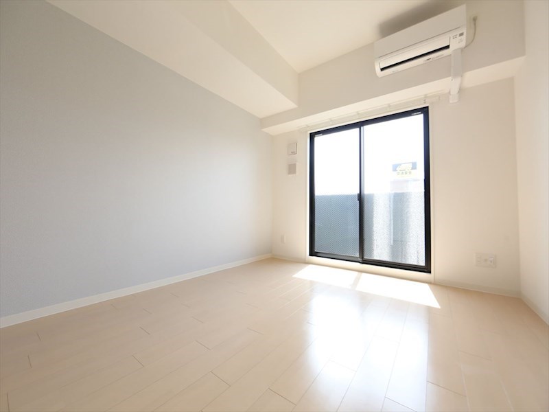 バルコニー　洋室8.3帖　エアコン完備　バルコニー