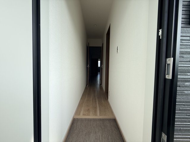 玄関　同物件別号室の写真です。
