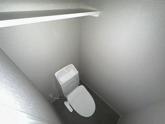 トイレ　※別室の写真・フロアー毎に建具クロス等の設備相違有