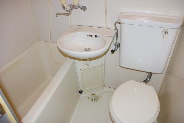 バス・シャワールーム　落ち着いた空間のお風呂です