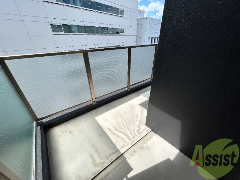 バルコニー　ベランダはこれくらいの広さです。洗濯物もバッチリ干せますよ。