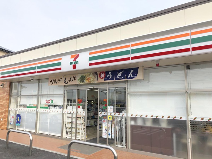 コンビニ　セブンイレブン（コンビニ）まで209m