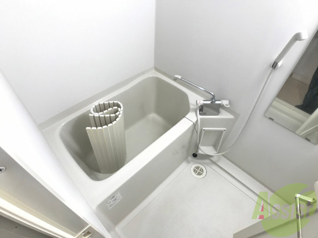 バス・シャワールーム　広くてきれいなバスルーム、鏡も大きくて不便はありません