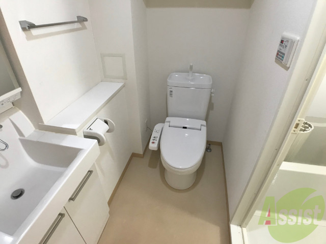 トイレ　キレイなシャワートイレです。目の前の洗面台下に収納もできます