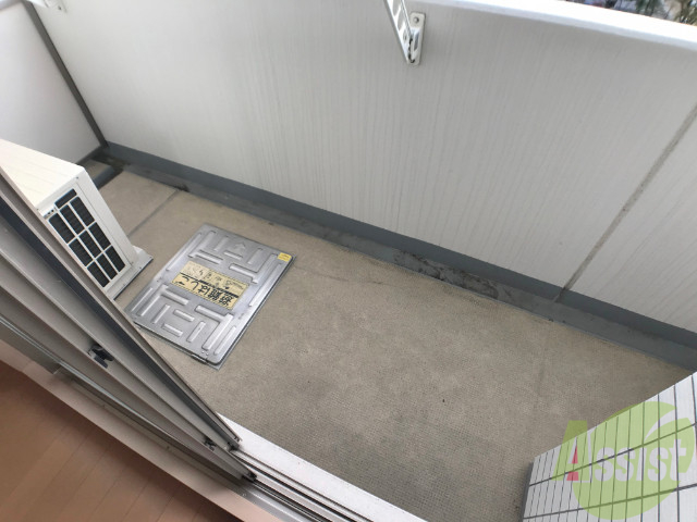 バルコニー　バルコニー。洗濯物がはかどりそうな広さがありますよ。