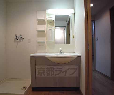 洗面設備　大きめな独立洗面台。