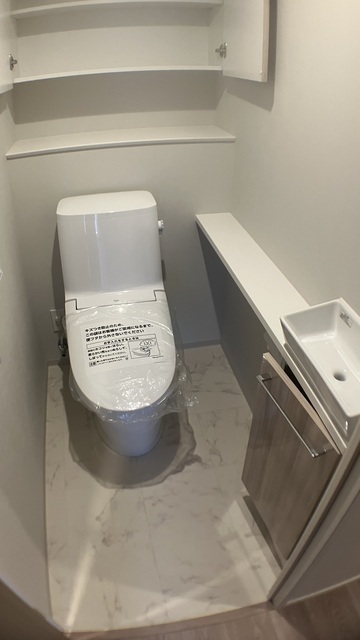 トイレ　温水洗浄便座・手洗いカウンター付