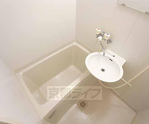 バス・シャワールーム　浴室乾燥機付きのお風呂です。