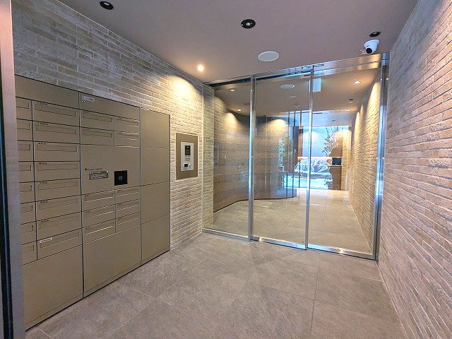 エントランス　瀟洒なエントランス、タッチキーのモニター付オートロックセキュ