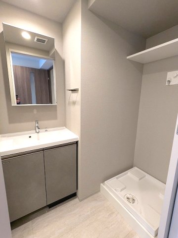 洗面設備　トイレと独立した脱衣洗面室、洗面台の下にヘルスメーターストッ