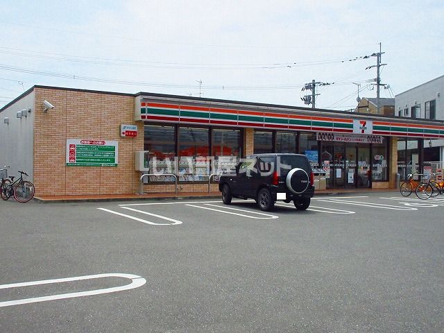 コンビニ　セブンイレブン（コンビニ）まで774m