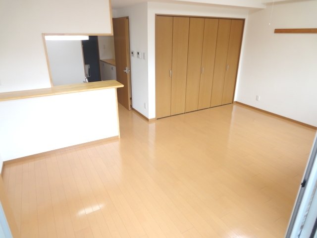 居室・リビング　同物件別部屋