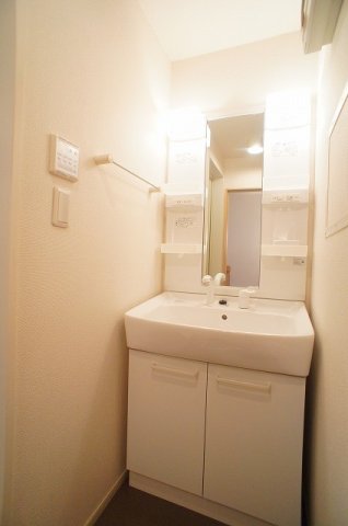 洗面設備　明るい洗面所です
