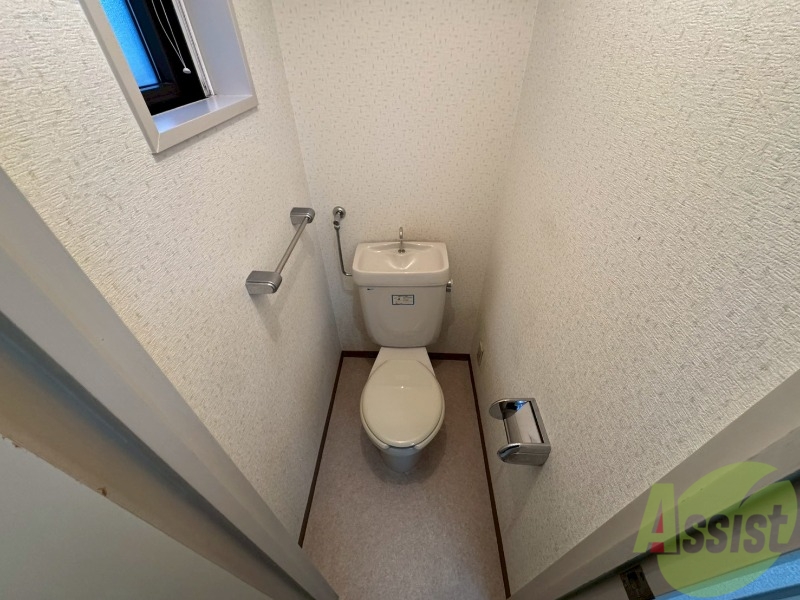 トイレ　こちらはトイレです。清潔感があり、安心して使用できます。