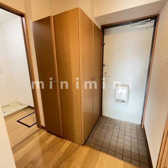 玄関　※写真は別号室のものですので現状優先させていただきます。