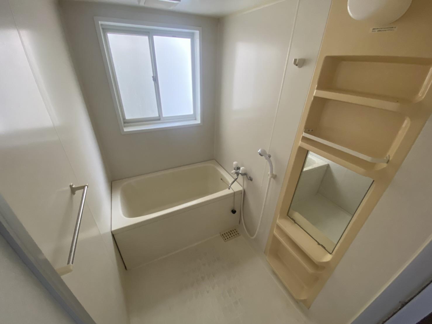 バス・シャワールーム　バスルームは窓付きでしっかりと換気できます♪