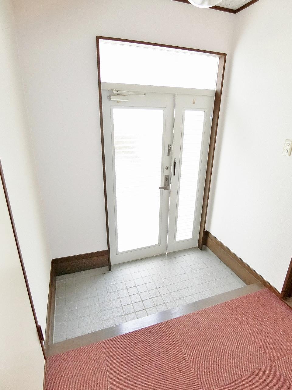 玄関　シューズボックスも置けるゆったりとした玄関♪