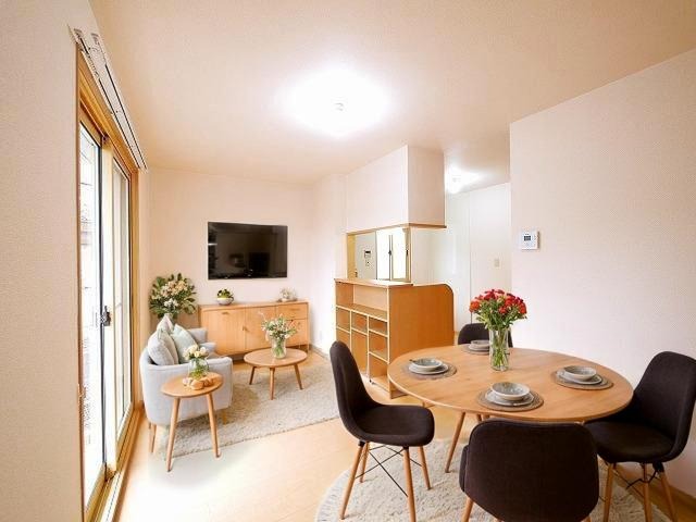 居室・リビング　CGで家具等を配置したもので家具等は含まれません