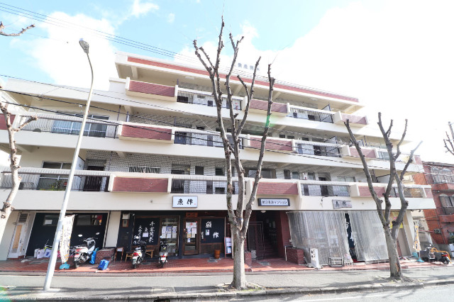 建物外観　４階建ての建物です