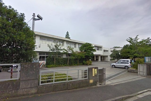 中学校　横浜市立市ケ尾中学校（中学校）まで738m