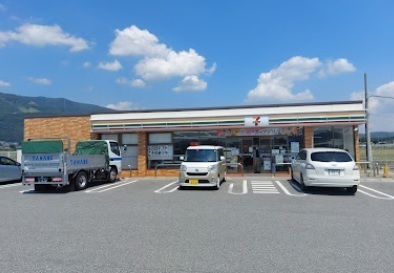 コンビニ　セブンイレブン伊吹春照店（コンビニ）まで518m
