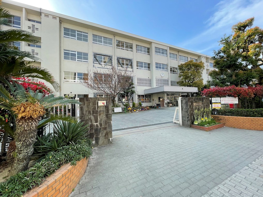 中学校　福岡市立東住吉中学校（中学校）まで161m