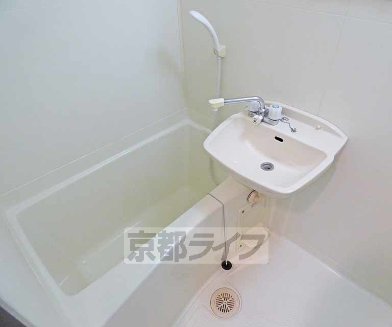 バス・シャワールーム　広々とした浴室です。