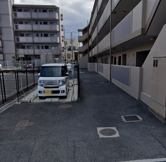 駐車場　駐車場があるので、車を買う予定の方も安心です