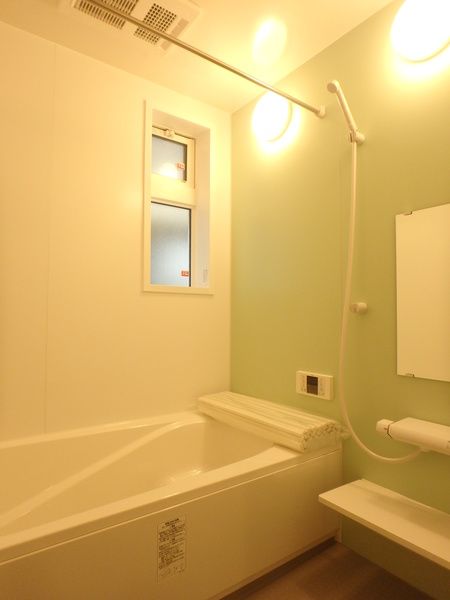 バス・シャワールーム　コンパクトで使いやすいお風呂です