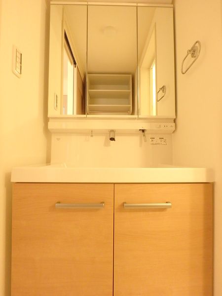 洗面設備　ゆったりとスペースのある洗面所