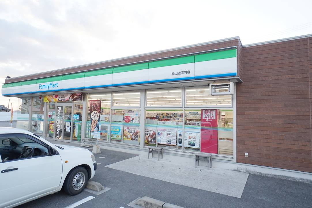 コンビニ　ファミリーマート松山磯河内店（コンビニ）まで81m