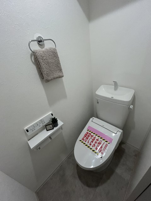 トイレ　別号室のお写真です。