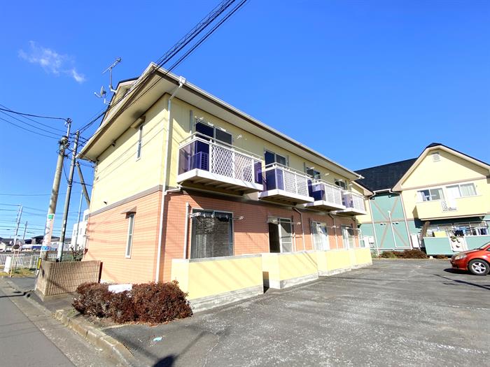 建物外観　明るい色使いのアパートです
