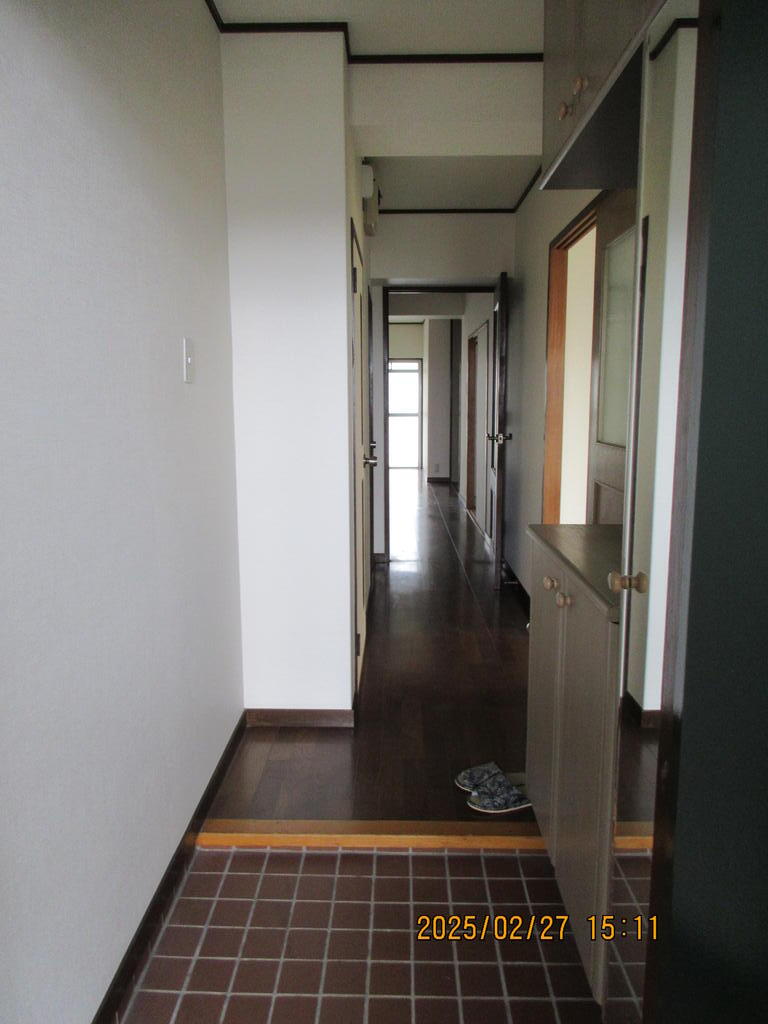 玄関　玄関収納も充実