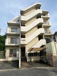 建物外観　物件左隣に月極駐車場有（別契約、空要確認）