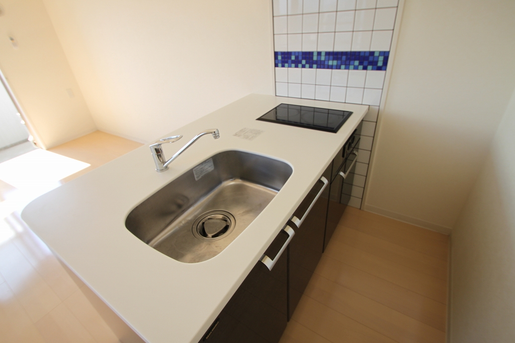 キッチン　キッチンは２口システム。（ラジエントタイプ）