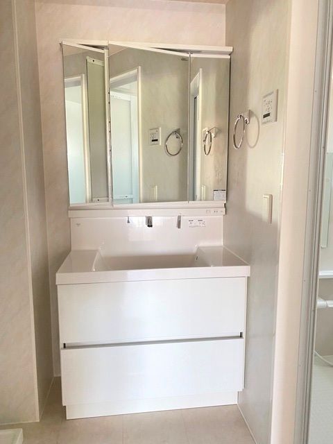 洗面設備　朝の身支度に便利な洗髪洗面化粧台です