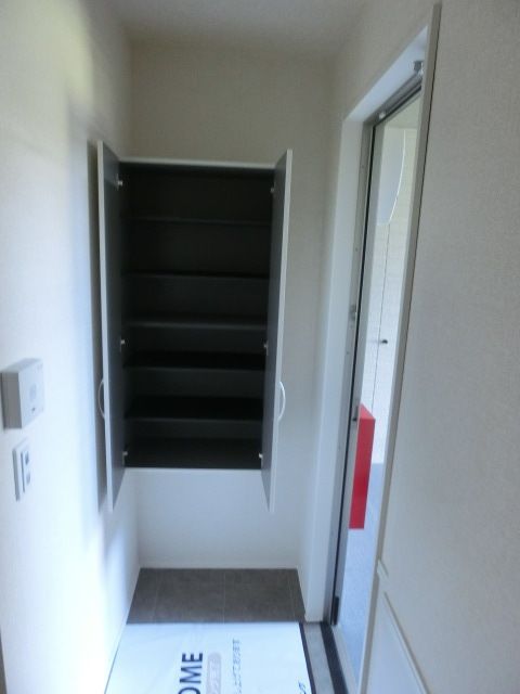 玄関　カードキー対応、シューズボックス付き玄関です