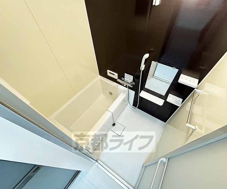 バス・シャワールーム　鏡のある便利なお風呂