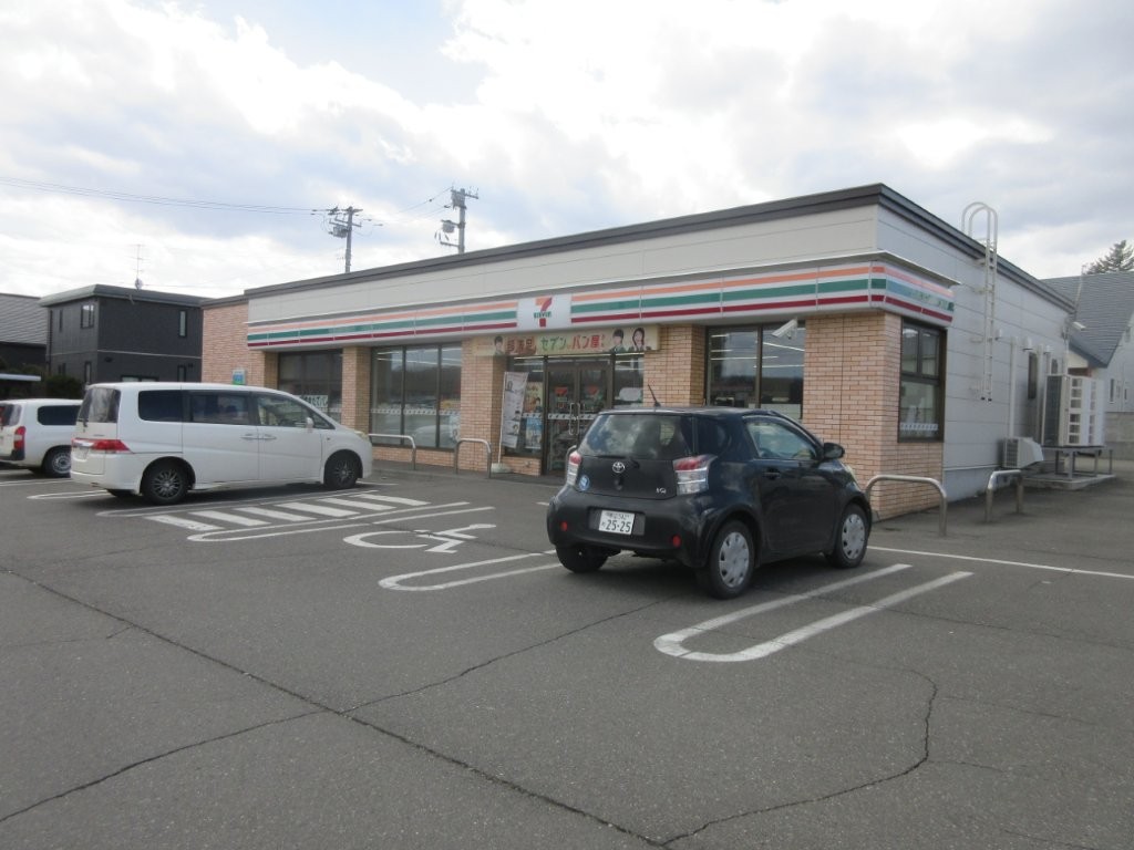 コンビニ　セブンイレブン幕別札内文京町店（コンビニ）まで740m