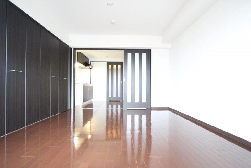 居室・リビング　高級感あふれるフローリングの色あい